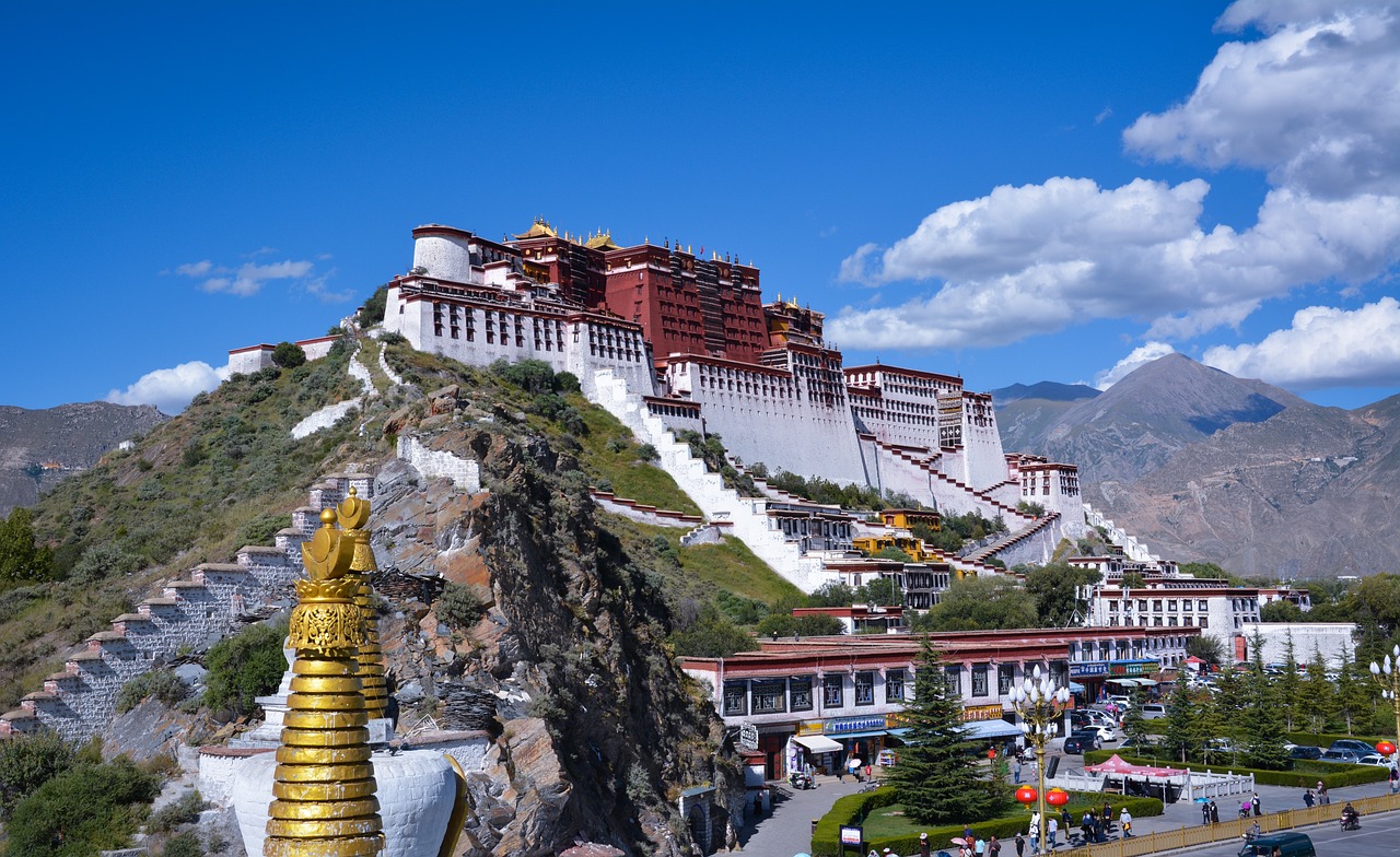 TIBET: NEL REGNO DEL CIELO, DEL SOLE, DELLE GRANDI SOLITUDINI